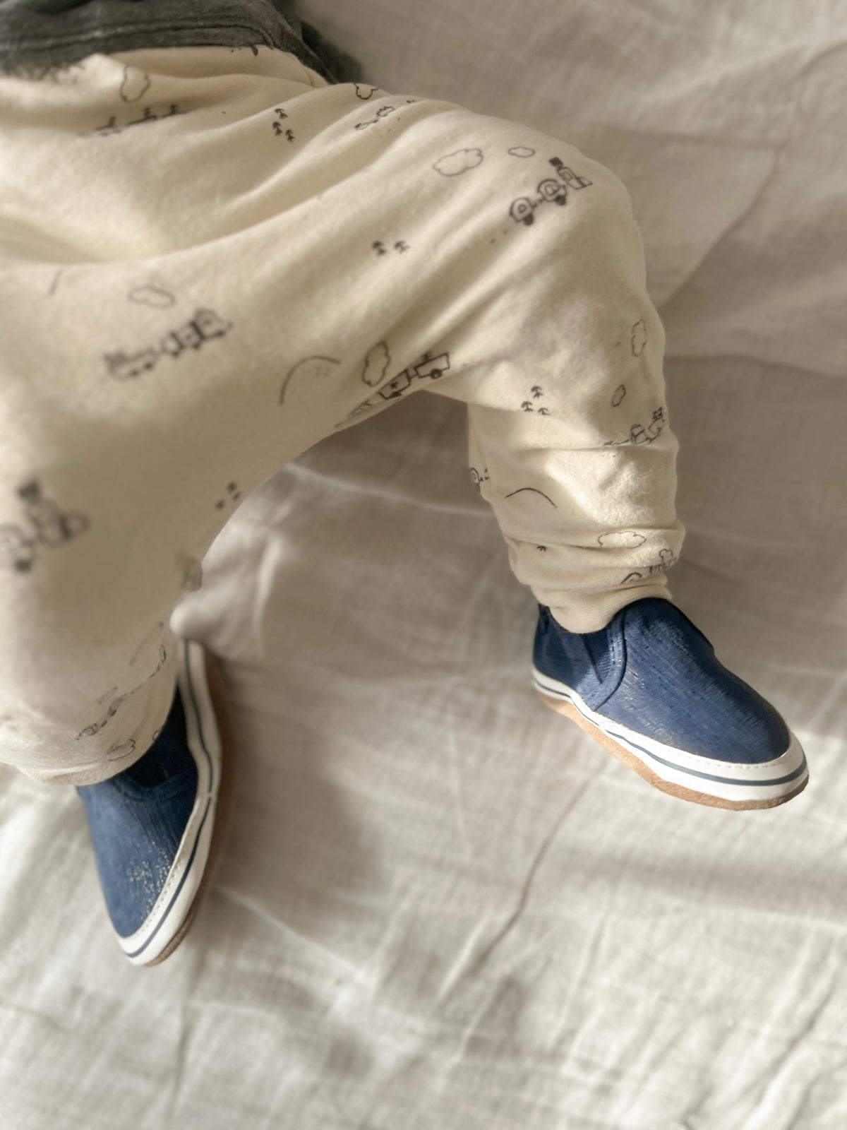 Yellow Shoes | Baby Shoes | Liam Basic – Soft Soles Bleu marine – Robeez | Liam Basic Soft Soles Navy - Robeez-Baby Shoes-Yellow-Yellow Shoes